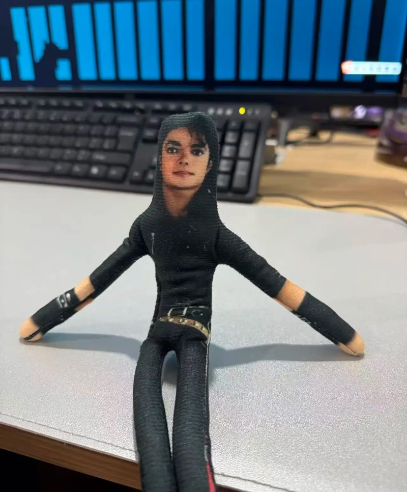 新しいスタイルのマイケル・ジャクソンコスプレ小道具人形ぬいぐ - Home Decor Niche のレビューと価格