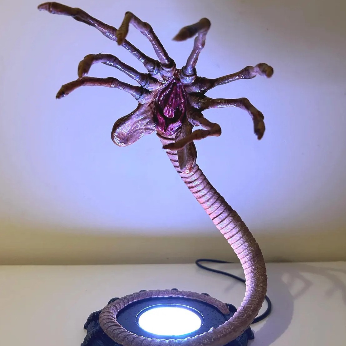 エイリアンフェイスハガーランプナイトライト、LEDライト付き - Home Decor Halloween のレビューと価格