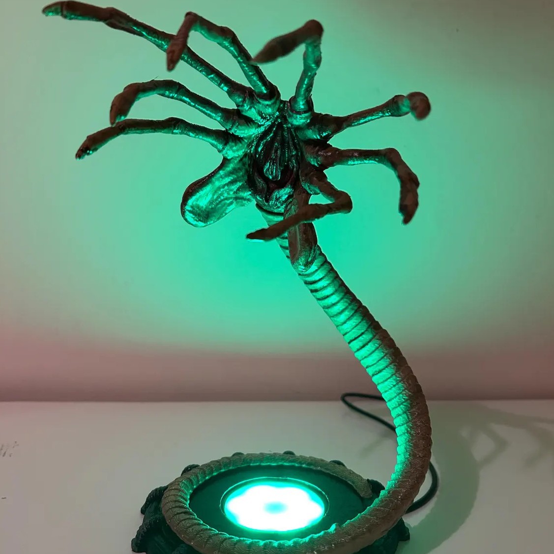 エイリアンフェイスハガーランプナイトライト、LEDライト付き - Home Decor Halloween のレビューと価格