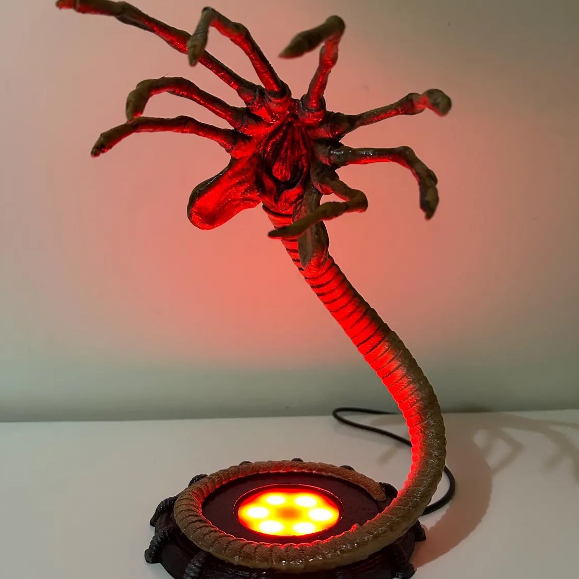 エイリアンフェイスハガーランプナイトライト、LEDライト付き - Home Decor Halloween のレビューと価格